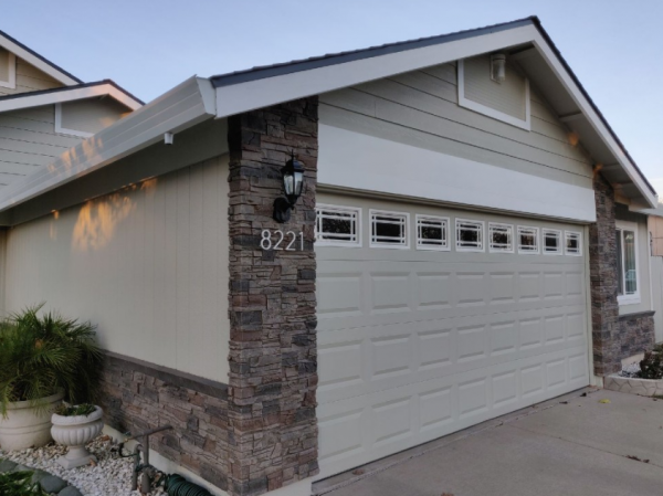 Garasi dengan Dinding Batu Alam yang Asimetris